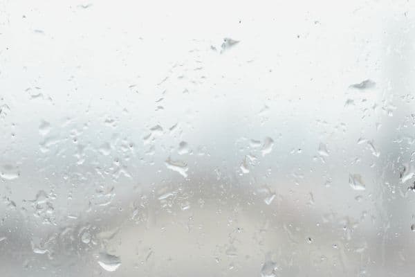 Einer der Nachteile der kühlen Temperatur mit einem Monoblock Klimagerät ohne Abluftschlauch: Fenster können feucht beschlagen 