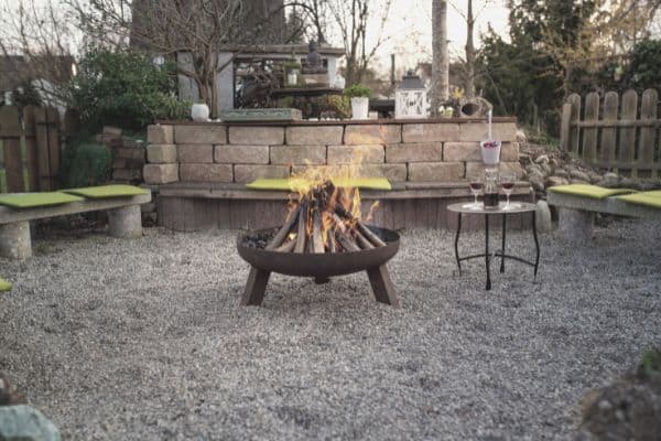 Brennbare Artikel, Möbel und Gartenmöbel oder eine Wand aus Holz sollten Abstand zum Lagerfeuer halten 