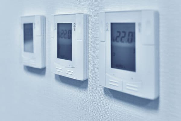 Das Zubehör zur Regelung ist bei guten Klimaanlagen einfach und modern gehalten 