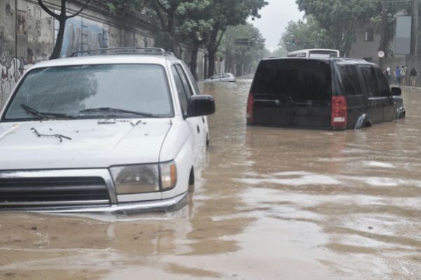 Nicht nur der Verkehr ist hier Land unter: zunehmende Überschwemmungen sind ernste Folgen des Klimawandels 