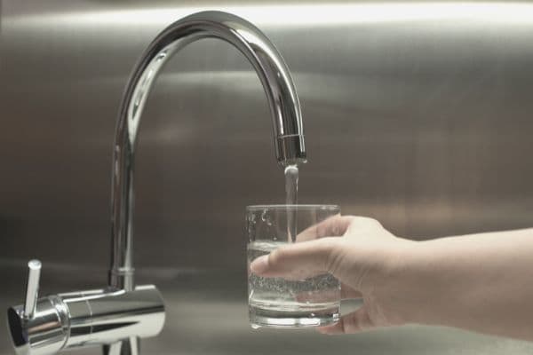 Essen und Trinken schlagen beim Verbrauch von echtem Trinkwasser kaum auf die Rechnung 