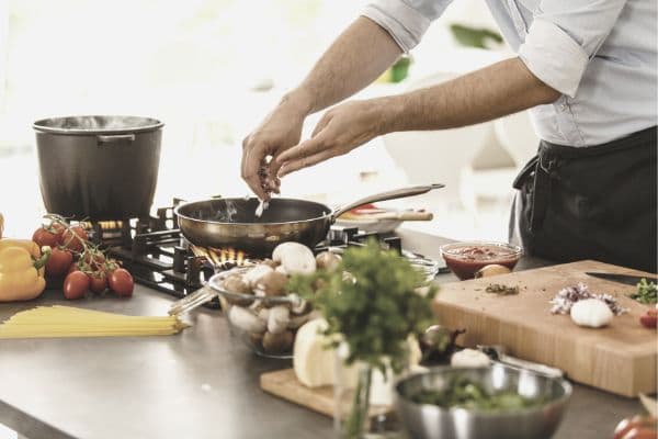 Allein das Beispiel Kochen zeigt: viele einfache Tipps helfen beim Energiesparen 